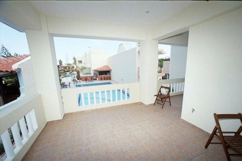 Akatos Hotel & Apartments - Image 5